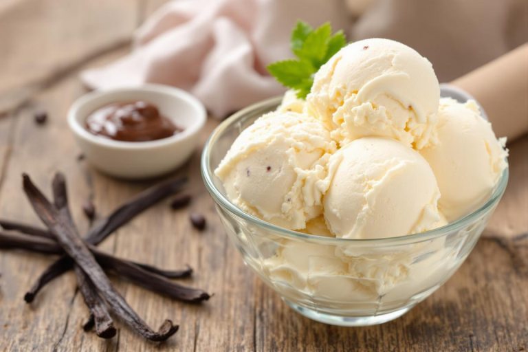 Glace vanille maison onctueuse : sans sorbetière et prête en 5 minutes pour un plaisir intense cet été.jpg