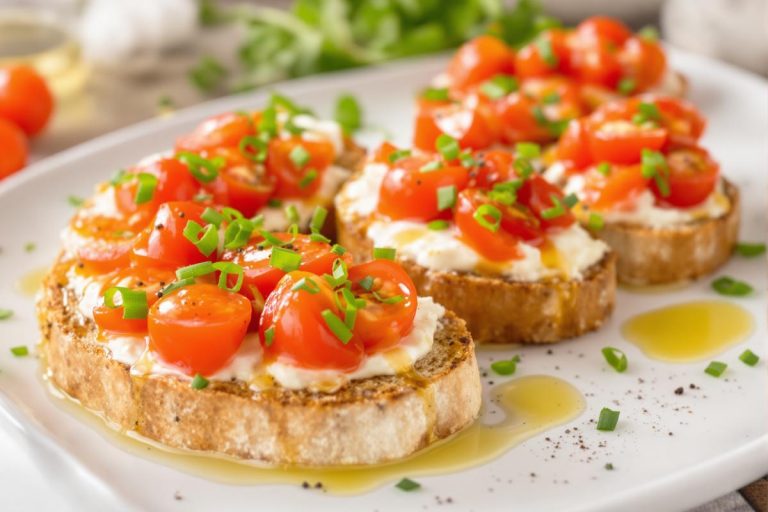 Une bruschetta pleine de fraîcheur à préparer en 5 minutes, sans allumer le four.jpg